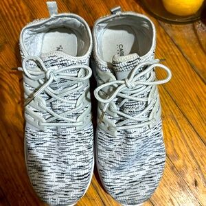 Carbon Elements Men’s pre-loved tennis shoes size 9/Eu 42 Gray & white